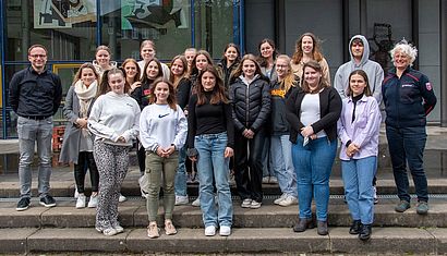 Gruppenfoto mit Schülerinnen und Erwachsenen