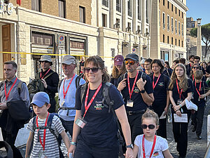 Viele Pilgerinnen und Pilger ziehen über die Via della Conciliazione auf den Petersplatz.