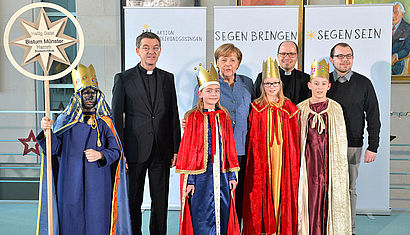 Gruppenbild mit Bundeskanzlerin Angela Merkel und vier Sternsinger aus dem Bistum Münster