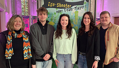 Viola Langenberger, Präventionsbeauftragte der evangelischen Kirchenkreise Münster und Tecklenburg, Hannes Evers, Ausstellungsbegleiter und Paula Schmitz Ausstellungsbegleiterin, Jasmin Laudano, Leiterin der Jugendkirche, Phillip Lott, Sozialarbeiter an der Jugendkirche, in der Ausstellung „Echt krass“.  