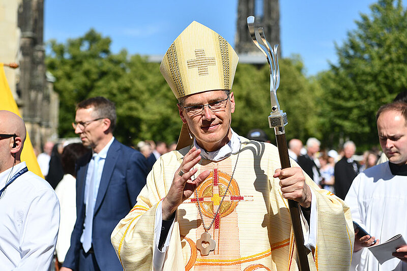 Nach dem Gottesdienst gab es ein Fest der Begegnung und des Austausches mit Bischof Heiner und den Besuchern der Amsteinführung.