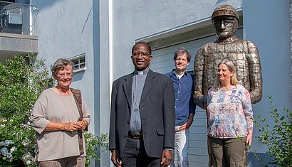 Zwei Frauen und zwei Männer stehen vor einem Kunstwerk.