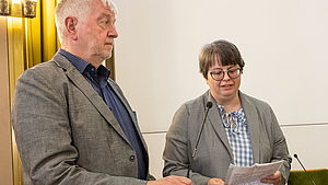 Sara Wiese (rechts) beim Vortrag ihres Statements. Links Bernd Theilmann.