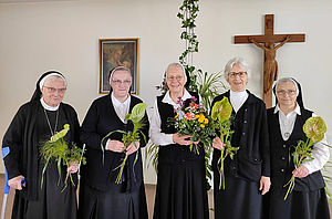 Ratsschwester M. Magdalena Wolle, Vikarin Sr. M. Gabriele Jonek, Provinzoberin Sr. M. Christina Clemens, Ratsschwester Bernadete Willrich und Ratsschwester M. Amanda Steffen. Ratsschwester M. Magdalena Wolle, Vikarin Sr. M. Gabriele Jonek, Provinzoberin Sr. M. Christina Clemens, Ratsschwester Bernadete Willrich und Ratsschwester M. Amanda Steffen.