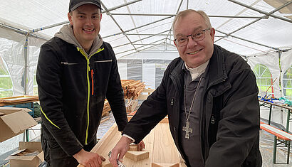 Weihbischof Hegge beim Bau einer Kugelbahn