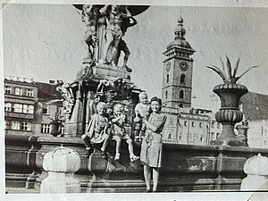Irmin Schmuck mit ihren Geschwistern und ihrer Mutter auf dem Marktplatz in Budweis