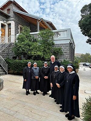 Ein aktuelles Foto von Pfarrer Ludger Bornemann aus Tabgha mit den dortigen philippinischen Schwestern. Viele der Christinnen und Christen im Heiligen Land sind laut Bornemann asiatischer Herkunft.