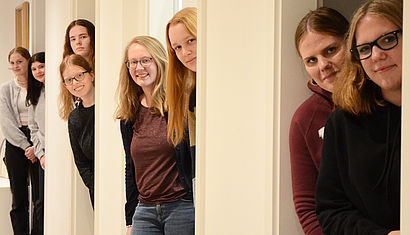 Firmbewerber und Katecheten im Flur