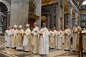 Im Petersdom im Altarraum stehen viele Priester aus dem Bistum Münster nebeneinander. 