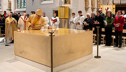 Der Osnabrücker Bischof Dominicus Meier weihte den neuen Naturstein-Altar. 