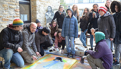 Siebtklässler der Ibbenbürener Anne-Frank-Realschule gestalteten mit dem Osnabrücker Stencil-Künstler Mika Springwald ein Kreuzweg-Bild.  