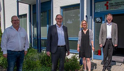 Stephan Billen steht mit Weihbischof Rolf Lohmann, Andrea Stachon-Groth und Propst Johannes Mecking vor der EFL-Beratungsstelle im Klever Kolpinghaus.