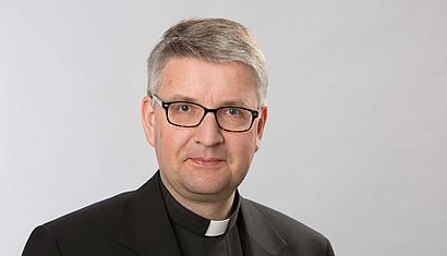 Porträtfoto des Bischofs von Mainz, Dr. Peter Kohlgraf.