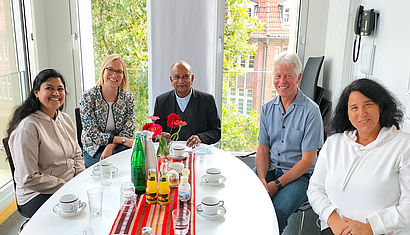 Zu einem bereichernden Austausch über Förderprojekte in Pakistan trafen sich (v.l.) Sana Iqbal, Judith Wüllhorst (Leitung Fachstelle Weltkirche im Bischöflichen Generalvikariat Münster), Father Emmanuel Asi, missio-Diözesanreferent Hans-Georg Hollenhorst und Christa Kortwinkel.