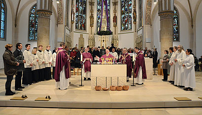 Nach der Altarweihe feierte der emeritierte Weihbischof Dieter Geerlings mit der Gemeinde die Eucharistie