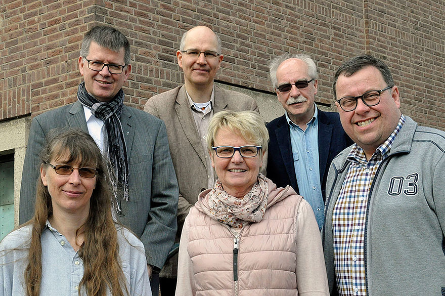 Auf der Treppe vor der Christus-König-Kirche steht das Pfarrei-Team in zwei Reihen. Dazu gehören (hinten, von links) Propst Johannes Mecking, Michael Beermann, Mick Michels sowie (vorne, von links) Petra Hähn, Ellen Rütter und Michael Heyrichs. 