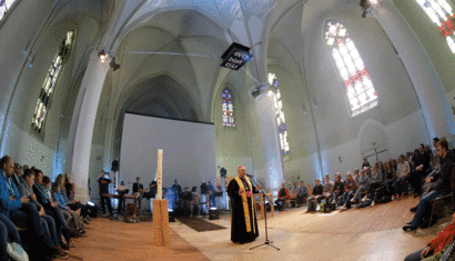 Bischof Felix spricht bei der Jugendkatechese in der Effata-Kirche