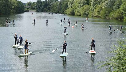 Stand-Up-Paddler auf einem See.