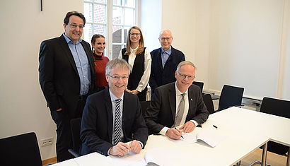 Was (vorne von links) Norbert Köster und Klaus Winterkamp unterzeichneten, haben (hinten von links) Thomas Flammer, Jacqueline Bischof, Carolin Hemsing und Thomas Fusenig mit auf den Weg gebracht. 