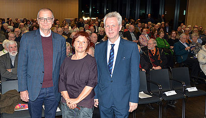 Akademieleiter Antonius Kerkhoff (rechts) rückte beim Jahresempfang des Franz-Hitze-Hauses die Situation im Nahen Osten in den Mittelpunkt. Zu Gast war das Journalisten-Ehepaar Dr. Martin Gehlen (links) und Katharina Eglau, die seit zehn Jahren im Nahen Osten leben. Die Ausstellung „Kernschmelze des Nahen Ostens“ mit Bildern der Fotografin Katharina Eglau wurde beim Jahresempfang eröffnet.