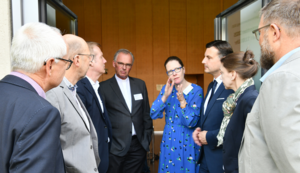 Elmar Marx, Michael Kaiser, Dr. Nils Brüggemann, Dr. Christian Schmitt, Pia Stapel, Dominique Hopfenzitz, Claudia Volke und Thomas Schlickum stehen beisammen und sprechen miteinander. Elmar Marx, Michael Kaiser, Dr. Nils Brüggemann, Dr. Christian Schmitt, Pia Stapel, Dominique Hopfenzitz, Claudia Volke und Thomas Schlickum stehen beisammen und sprechen miteinander.