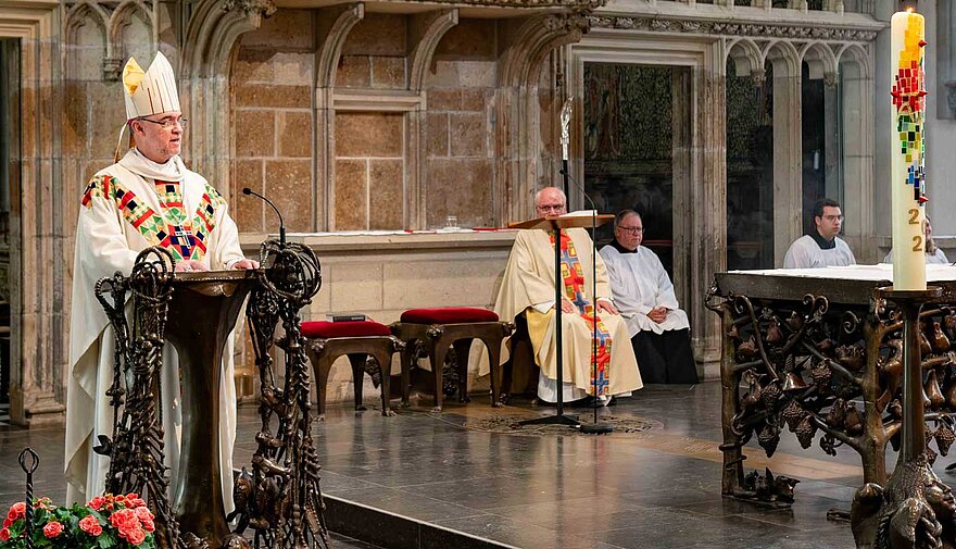 Ein Bischof steht am Ambo im Xantener Dom