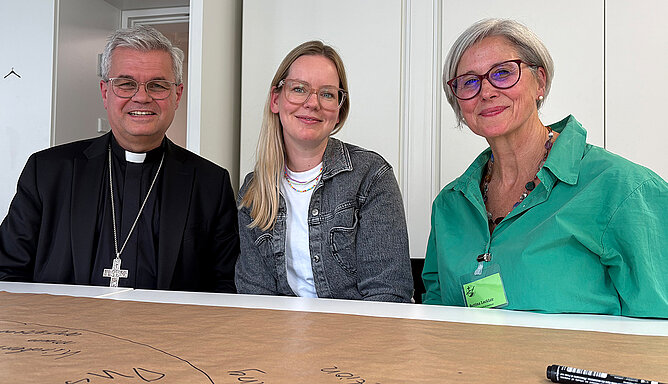 Daniele Kornek (Mitte) mit Erzbischof Bentz (links)