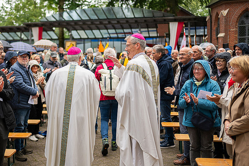 Unter dem großen Beifall der Gottesdienstgemeinde zog Bischof Heiner Wilmer mit den Pilgerinnen und Pilgern zum Open-Air-Gottesdienst ein.