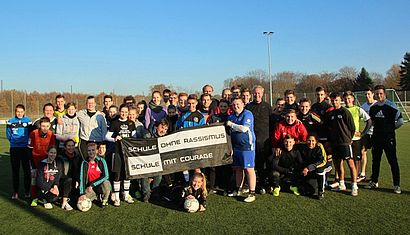 Mehr als 40 Schülerinnen und Schüler des bischöflichen Alexandrine-Hegemann-Berufskolleg kickten mit Schul- und Projektpartnerin Steffi Jones (untere Reihe rechts) in Recklinghausen.