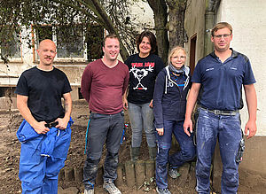 Pastoralreferent Christian Hinse (2. von links) war mit Freunden im Ahrtal, um im Hochwassergebiet mitzuhelfen. 