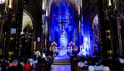 Ein Blick auf den in blaues Licht getauchten Altarraum der Marienbasilika.