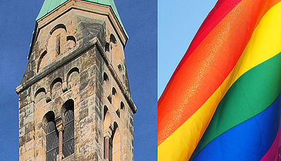 Kirchturm und Regenbogenfahne