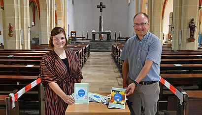 Mirijam Held und Thorsten Hendricks stehen in einer ansonsten menschenleeren Kirche.