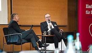 Für den Vorstandsvorsitzenden Christoph Bickmann (rechts) war es die letzte Generalversammlung in dieser Funktion. In einem Gespräch mit Markus Nolte, Chefredakteur von Kirche+Leben, schilderte er seine Erfahrungen und Pläne. Für den Vorstandsvorsitzenden Christoph Bickmann (rechts) war es die letzte Generalversammlung in dieser Funktion. In einem Gespräch mit Markus Nolte, Chefredakteur von Kirche+Leben, schilderte er seine Erfahrungen und Pläne.