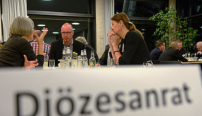 Mitglieder des Diözesanrates diskutieren am Tisch.