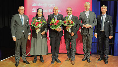 Aus dem Vorstand verabschiedet wurden (mit Blumen, von links) Schwester Karola Wamhoff, Heinz-Josef Kessmann und Heinz Gewering.