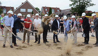 Vertreter von Bistum und Pfarrei beim ersten Spatenstich