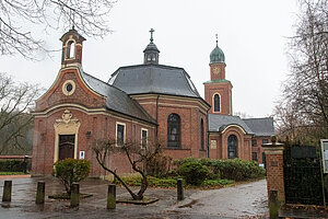 Die Dyckburg-Kirche liegt zwischen Wald und Wiesen nahe des Stadtteils Handorf. Die Dyckburg-Kirche liegt zwischen Wald und Wiesen nahe des Stadtteils Handorf.
