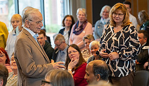 Prof. Dr. Zulehner steht zwischen den Besucherinnen und Besuchern.
