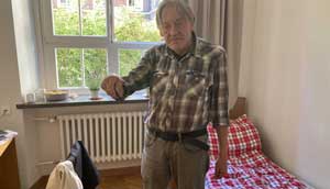 Norbert Hacker in seiner neuen Wohnung im Priesterseminar Borromaeum. Norbert Hacker in seiner neuen Wohnung im Priesterseminar Borromaeum.