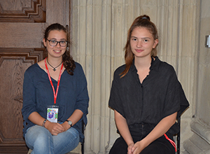 Anna Babick und Theresa Stehmann sitzen nebeneinander auf zwei Stühlen.