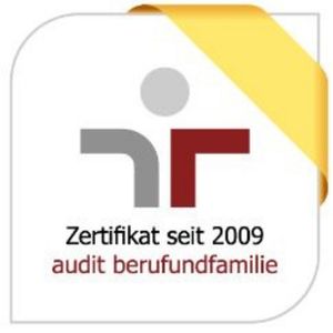 Zertifikatslogo mit Schärpe und der Aufschrift "Zertifikat seit 2009 - audit berufundfamilie".