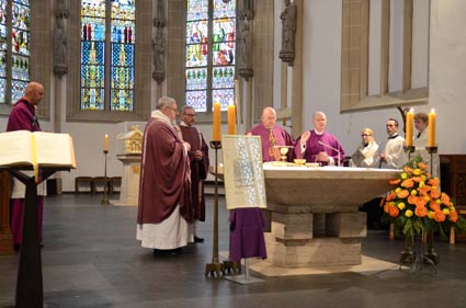 Drei Priester und ein Diakon stehen um den Altar in Beckum St. Stephanus herum. Drei Priester und ein Diakon stehen um den Altar in Beckum St. Stephanus herum.