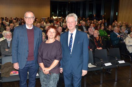 Akademieleiter Antonius Kerkhoff (rechts) rückte beim Jahresempfang des Franz-Hitze-Hauses die Situation im Nahen Osten in den Mittelpunkt. Zu Gast war das Journalisten-Ehepaar Dr. Martin Gehlen (links) und Katharina Eglau, die seit zehn Jahren im Nahen Osten leben. Die Ausstellung „Kernschmelze des Nahen Ostens“ mit Bildern der Fotografin Katharina Eglau wurde beim Jahresempfang eröffnet.