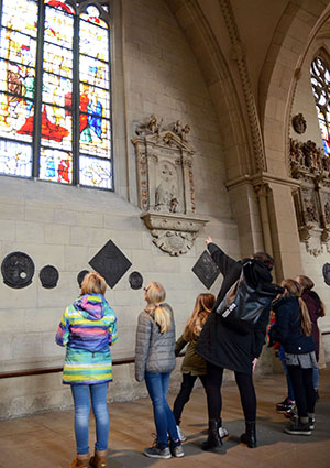 Referentin Lena Treese betrachtet mit den Kommunionkindern die bunten Fenster im St.-Paulus-Dom. Referentin Lena Treese betrachtet mit den Kommunionkindern die bunten Fenster im St.-Paulus-Dom.