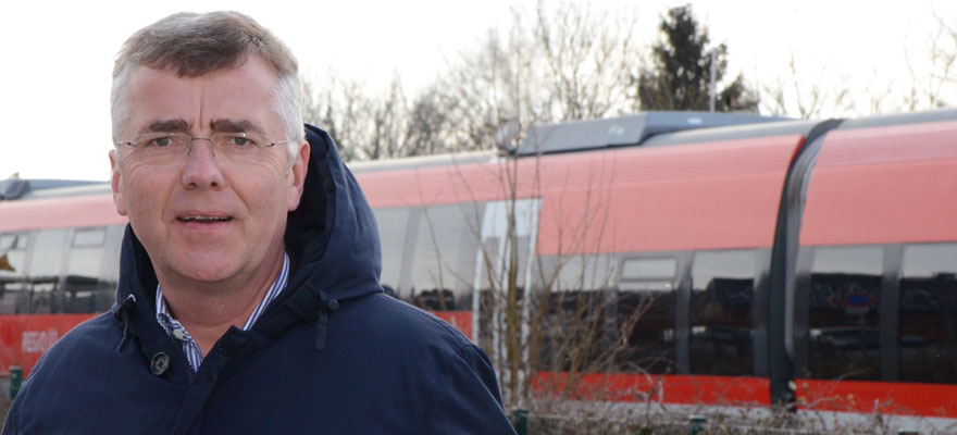 Pfarrer Bernd Strickmann am Bahnhof in Nordwalde.