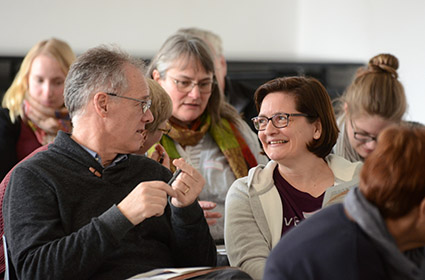 Pfarreiratsmitglieder miteinander im Gespräch. Pfarreiratsmitglieder miteinander im Gespräch.