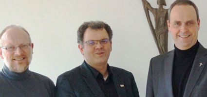 Die Dechanten Heiner Plaßmann (links) und Guido Wachtel zusammen mit Kreisdechant Christoph Rensing (rechts).