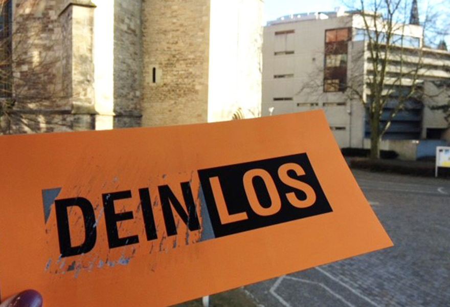 Eine Postkarte zeigt das Wort "LOS". Eine Postkarte zeigt das Wort "LOS".