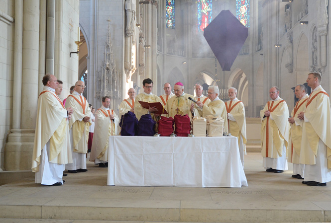 Im Altarraum des Dom stehen der Bischof und die Dechanten um die Gefäße mit den Heiligen Ölen herum, die der Bischof segnet.